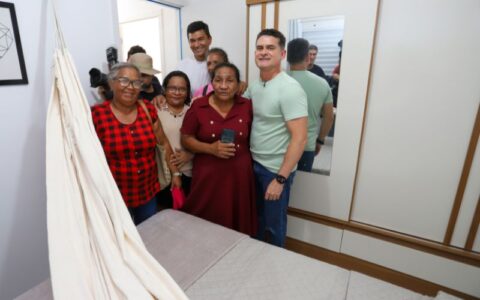 Prefeito David Almeida acompanha visita de famílias ao residencial Carlos Braga, em Manaus