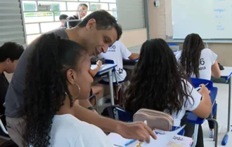 Proibição de celular aumenta atenção de 80% dos alunos nas aulas