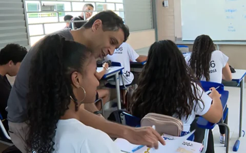 Proibição de celular aumenta atenção de 80% dos alunos nas aulas