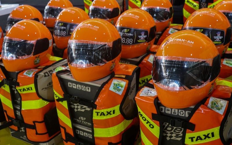 Motoristas e entregadores de app trabalham mais horas e ganham menos, aponta IBGE