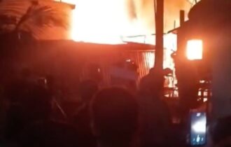 incendio-destroi-casas-em-bair