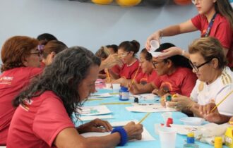 Idosos recebem oficina de Arteterapia no Ceci do bairro Aparecida