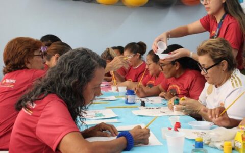 Idosos recebem oficina de Arteterapia no Ceci do bairro Aparecida