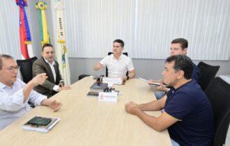 David Almeida assina decreto que amplia autorizações de táxis em Manaus