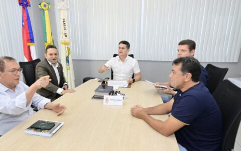 David Almeida assina decreto que amplia autorizações de táxis em Manaus