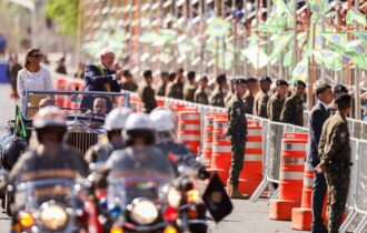 Lula e ministros acompanham desfile; público entoa 'sem anistia'
