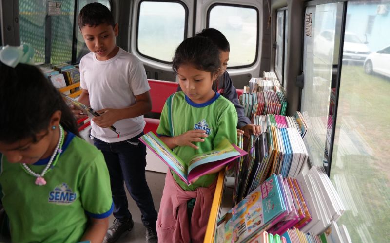 Mania de Ler proporciona leitura e experiências tecnológicas para alunos de Iranduba
