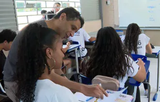 Proibição de celular aumenta atenção de 80% dos alunos nas aulas