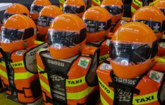 Motoristas e entregadores de app trabalham mais horas e ganham menos, aponta IBGE