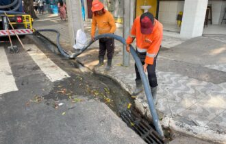 Bueiros na avenida Getúlio Vargas são desobstruídos em ação emergencial