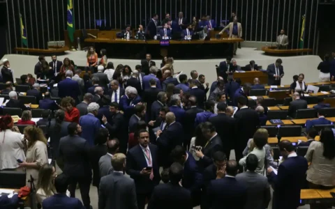 Após polêmica da blindagem, deputados do Amazonas se unem em alívio no Imposto de Renda