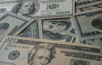 dolar-cai-com-aposta-em-corte-