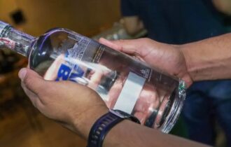 Policiais descobrem laboratório de falsificação de bebidas no DF