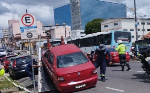 Motoristas são alvos de fiscalização para uso de credenciais em vagas especiais