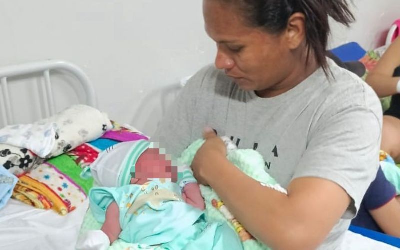 gestante-da-a-luz-em-carro-no-