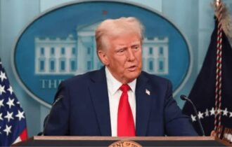 trump-da-inicio-a-construcao-d