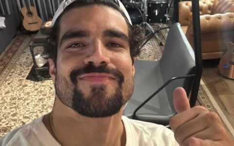 Ator Caio Castro sofre acidente de carro durante treino para corrida