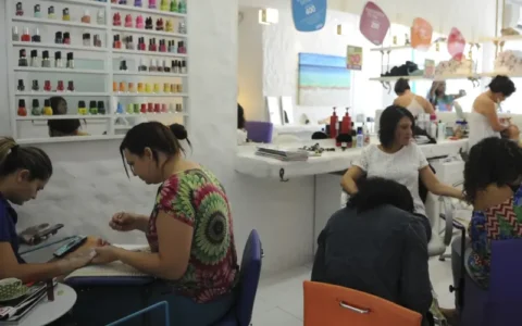 Anvisa proíbe duas substâncias utilizadas em produtos para unhas
