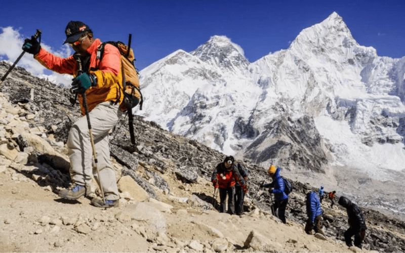Alpinistas ficam presos no Monte Everest após nevasca