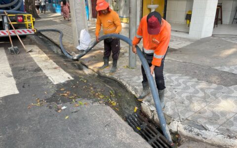 Bueiros na avenida Getúlio Vargas são desobstruídos em ação emergencial