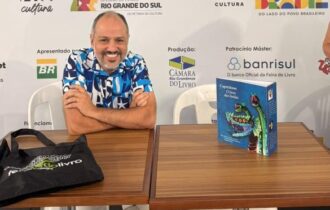 Professor da UEA leva pesquisas de Parintins à Feira do Livro de POA
