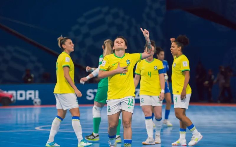 brasil-goleia-italia-e-esta-na