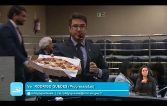 com-pizza-em-maos-guedes-criti