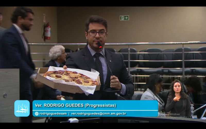 com-pizza-em-maos-guedes-criti