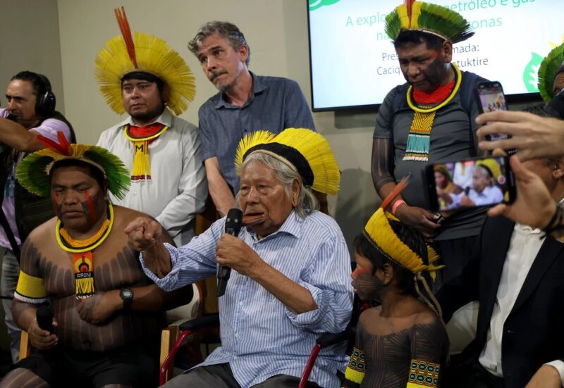 raoni-confronta-lula-e-petrobr