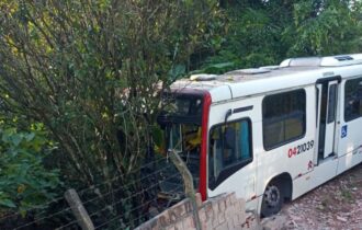 Ônibus bate e destrói muro na Zona Leste de Manaus
