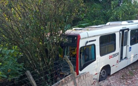 Ônibus bate e destrói muro na Zona Leste de Manaus