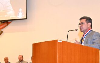 Tadeu de Souza recebe colar do mérito e reforça união com TCE-AM