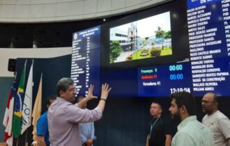 Vereadores pressionam por uso de painel eletrônico durante sessões na Câmara de Manaus