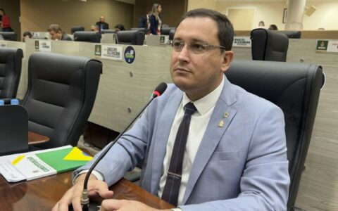 Raiff Matos critica Bolsa Família e diz que programa “mantém o povo preso na miséria”