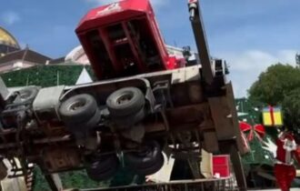 Trabalhador morre após guindaste tombar durante montagem de árvore de Natal em Manaus