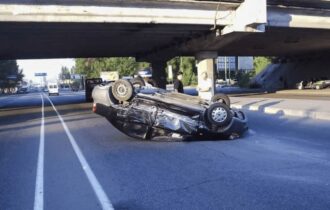 carro-despenca-de-viaduto-no-r