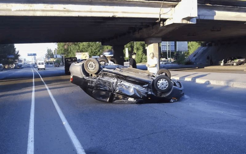 carro-despenca-de-viaduto-no-r