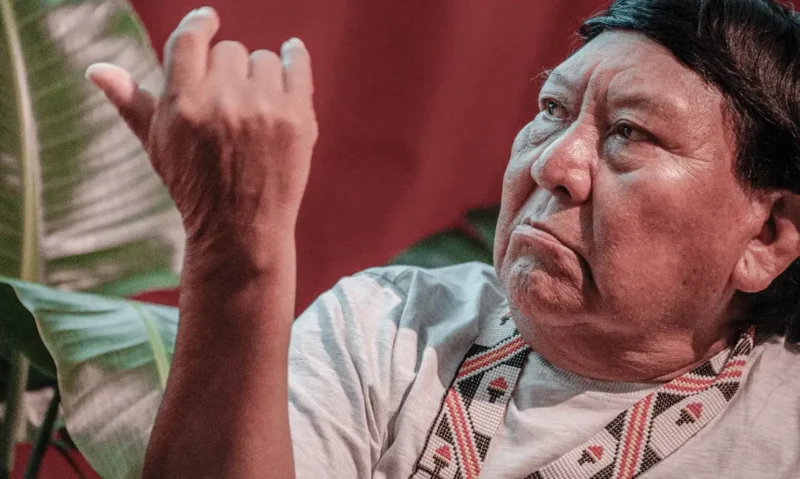 escritor-yanomami-enquanto-est