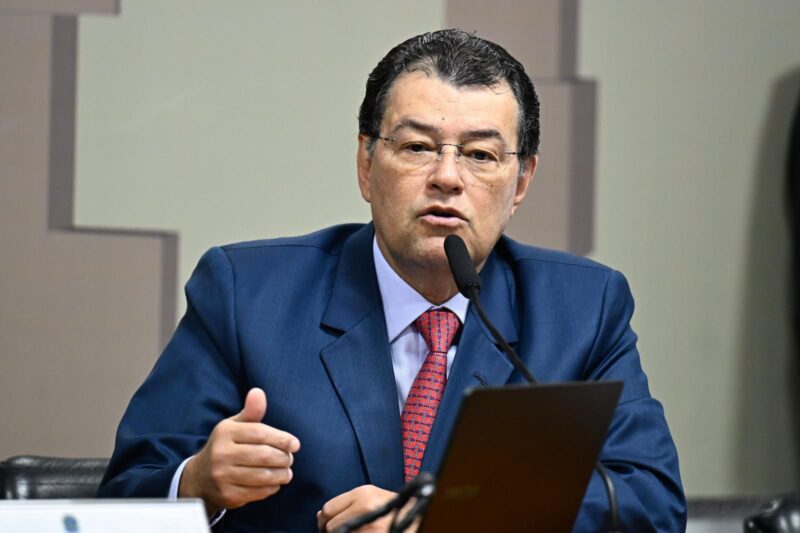 braga-cita-pichacao-da-estatua