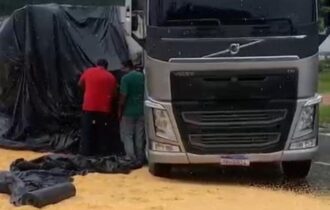 carga-de-milho-se-espalha-apos