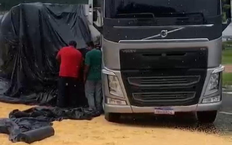 carga-de-milho-se-espalha-apos