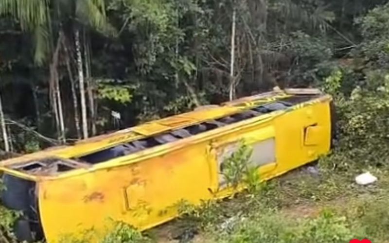 onibus-capota-proximo-a-igarap