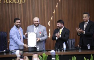 prefeito-de-tefe-recebe-medalh