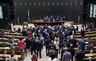 Projeto estabelece multa ou prisão por prostituição em via pública