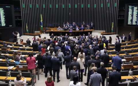 Projeto estabelece multa ou prisão por prostituição em via pública