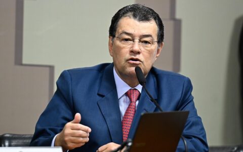 braga-cita-pichacao-da-estatua