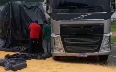 carga-de-milho-se-espalha-apos