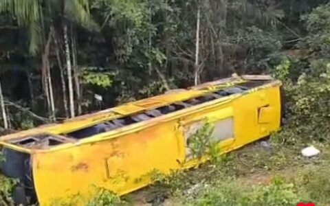 onibus-capota-proximo-a-igarap