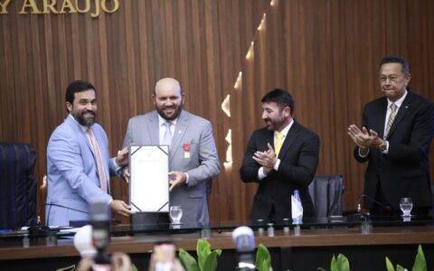 prefeito-de-tefe-recebe-medalh