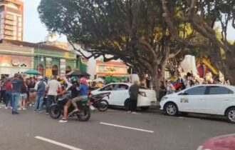 Venezuelanos em Manaus comemoram captura de Maduro pelos EUA